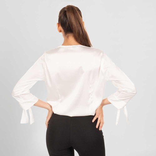 Blusa de trabajo blanca elegante de mujer para hoteles de manga larga