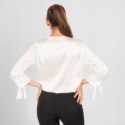 Blusa de trabajo blanca elegante de mujer para hoteles de manga larga