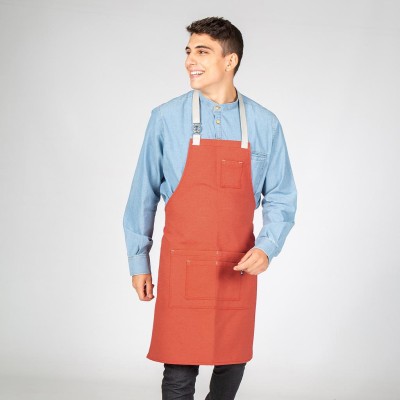 Delantal hosteleria antimanchas con peto y hebilla Garys 100014 rojo