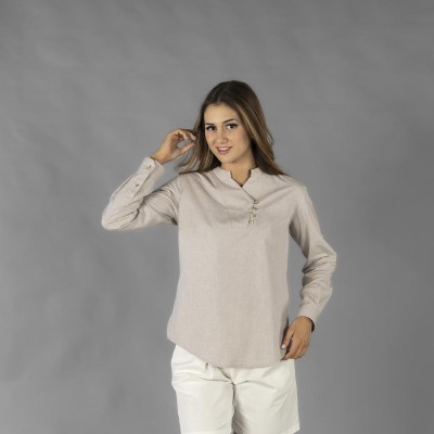 Camisa laboral elegante de mujer con cuello mao y manga larga beige