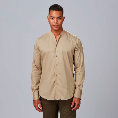 Camisa de trabajo hombre moderna y elegante cuello chimenea arena