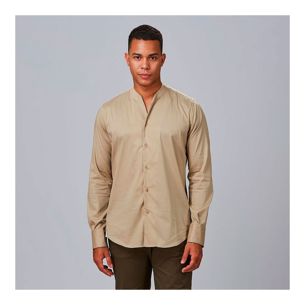 Camisa de trabajo hombre moderna y elegante cuello chimenea arena