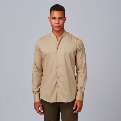Camisa de trabajo hombre moderna y elegante cuello chimenea arena