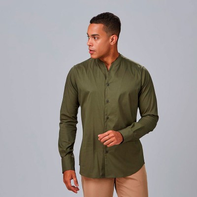 Camisa de trabajo hombre moderna y elegante cuello chimenea verde caki