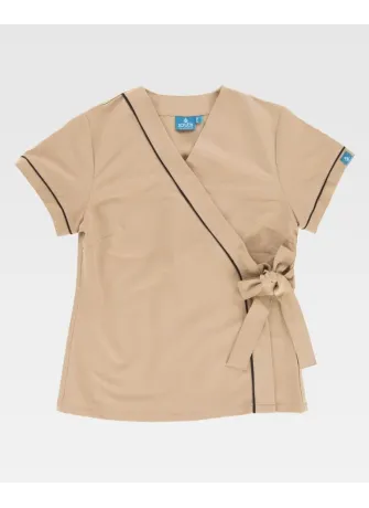 Casaca de esteticista cruzada entallada y elástica con nudo lateral beige