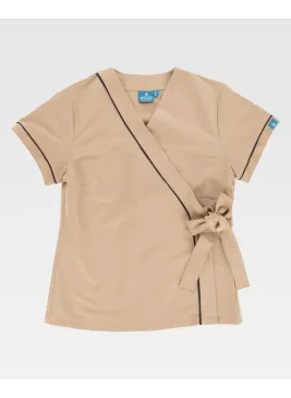 Casaca de esteticista cruzada entallada y elástica con nudo lateral beige