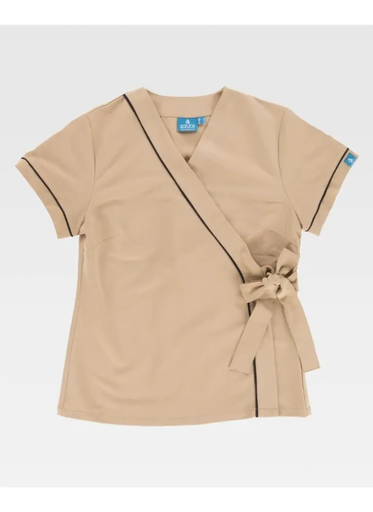 Casaca de esteticista cruzada entallada y elástica con nudo lateral beige