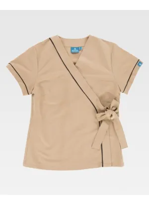 Casaca de esteticista cruzada entallada y elástica con nudo lateral beige