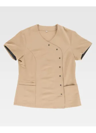 Casaca de peluquería elástica entallada y cruzada de manga corta beige