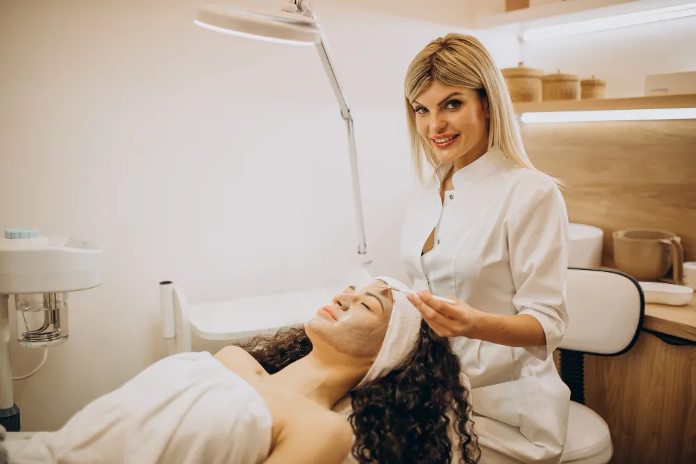 Uniformes estética: los más usados en centros de belleza modernos