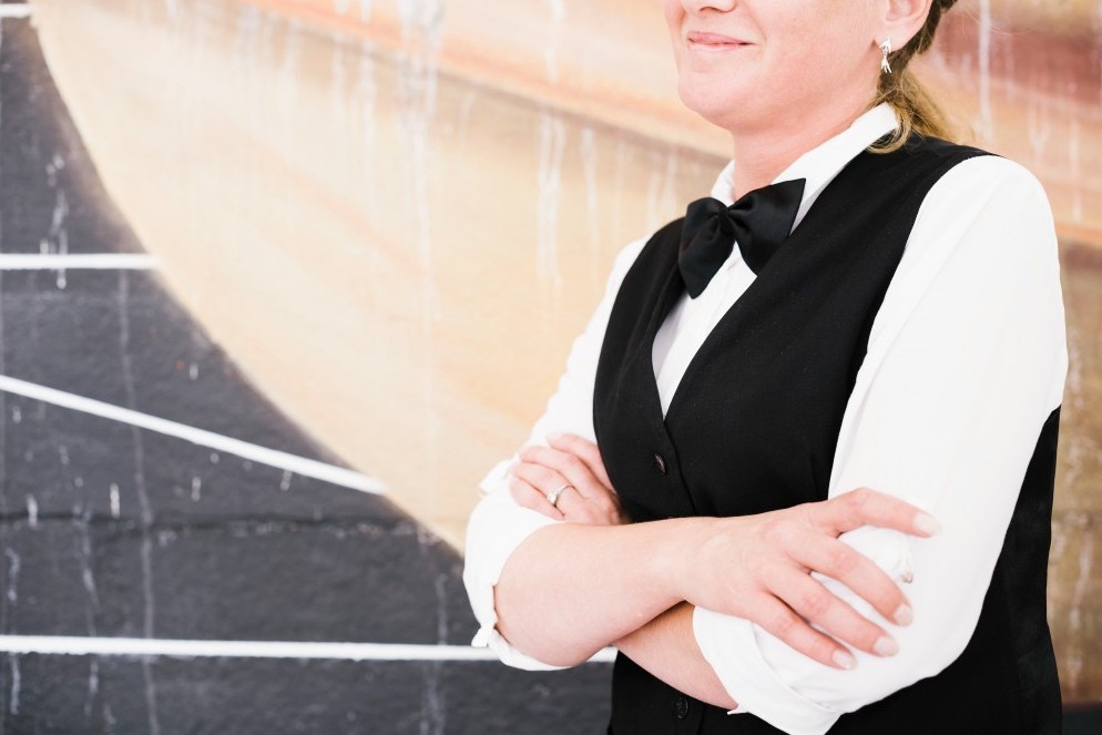 La clave del estilo en sala: vestuario laboral para camareros